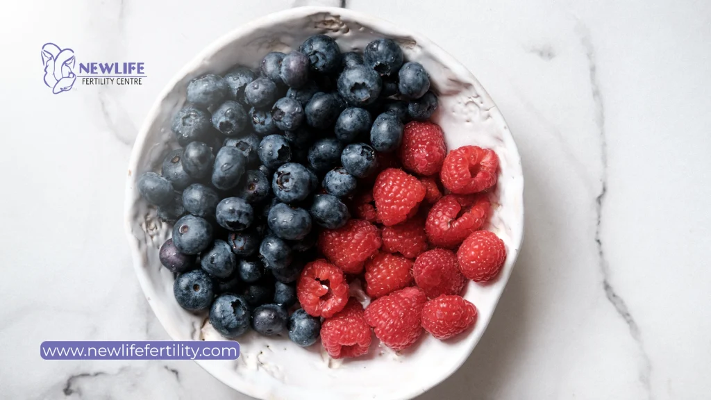 Berries come in the list of foods to enhance fertility. 